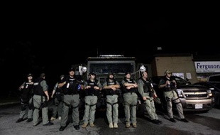 La police surveille à Ferguson les manifestants qui protestent après la mort de Michael Brown, le 20 août 2014