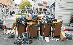Les poubelles débordent toujours après un week-end sans ramassage.