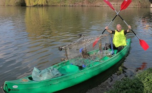 Une opération de ramassage des déchets dans la Lys.