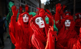 Des protestataires costumés à Marble Arch à Londres lors d'une manifestation organisée par Extinction Rebellion pour prévenir une