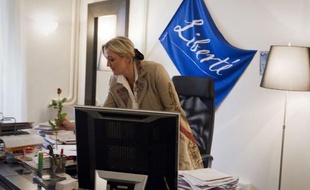 La candidate du FN, Marine Le Pen, a lancé jeudi un appel aux femmes, qu'elle espère convaincre davantage que son père, en leur promettant d'être "la présidente des crèches", tout en assumant la polémique provoquée par ses propos sur "les avortements de confort".