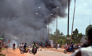 Des habitants de Ouagadougou brûlent des pneus dans la capitale quadrillée jeudi 17 septembre 2015 après le coup d'état militaire.