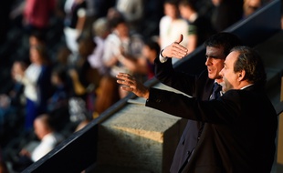 Le Premier ministre Manuel Valls et Michel Platini lors de la finale de la Coupe de la Ligue à Berlin samedi soir.