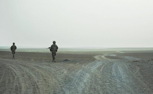 Un soldat et un civil faisant partie de la coalition de l'Otan et quatre agents des services secrets afghans ont été tués lors d'un attentat suicide dans la province de Kandahar, dans le sud de l'Afghanistan, a-t-on appris samedi de sources concordantes.