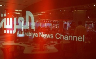 La chaîne à capitaux saoudiens Al-Arabiya a diffusé dimanche une vidéo montrant des Iraniens aux mains des rebelles syriens qui disent détenir des membres des Gardiens de la révolution.