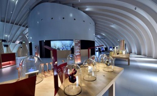 Une salle d'exposition de la Cité du vin à Bordeaux, le 24 mai 2016