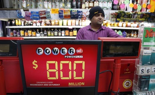 Un panneau annonce le montant du gain au Powerball du 9 Janvier 2016. Photo prise à Fort Washington, le 8 janvie r2016