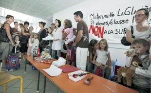 Manifà l'école Anatole-France contre la fermeture d'une classe, hier à Mérignac.
