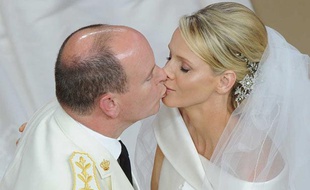 Charlene Wittstock et Albert II de Monaco se sont dits oui religieusement samedi 2 juillet 2011 lors d'une messe en plein air dans l'enceinte du Palais de la principauté.