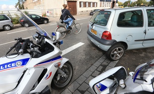 Illustration voiture, cycliste, police. Strasbourg le 23 septembre 2015.