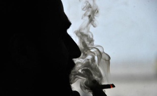 Un homme fumant, le 10 octobre 2014, en Afghanistan