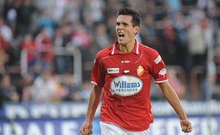L'attaquant Français Jérémy Perbet sous le maillot du RAEC Mons (Belgique).