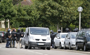 Des policiers BRI dans le village de Saint-Étienne-du-Rouvray, le 26 juillet 2016