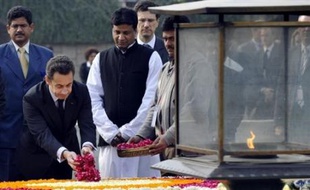 Arrivé au petit matin à New Delhi, le président français, accompagné de plusieurs ministres et d'une délégation d'une cinquantaine de chefs d'entreprises, s'est immédiatement entretenu avec le Premier ministre indien Manmohan Singh.
