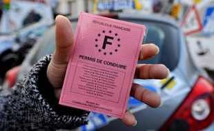 Des inspecteurs de permis de conduire, qui réclament des hausses de salaires, poursuivaient mardi le blocage entamé lundi de plusieurs centres d'examen dans toute la France, empêchant des candidats de passer leurs épreuves de code et de conduite.