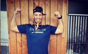 Elisha Nochomovitz après avoir couru un marathon sur le balcon de son appartement de Balma, en banlieue de Toulouse.
