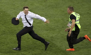 Piotr Verzilov lors de son intrusion en pleine finale de la Coupe du monde, le 15 juillet 2018.
