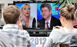 Jean-Luc Mélenchon et Marine Le Pen se sont livrés samedi à un débat "Front contre Front" haut en couleurs dans la campagne pour la 11e circonscription du Pas-de-Calais, sur France 3 Nord/Pas-de-Calais, où les autres principaux candidats ont tenté de se faire entendre.