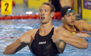 La nageur français Alain Bernard fêtant son record du monde du 100m dans la piscine de Montpellier lors des championnats de France, le 23 avril 2009.