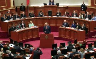 Le Parlement albanais a voté dimanche l'investiture du gouvernement de coalition du Premier ministre socialiste Edi Rama, qui s'est engagé à redresser l'économie sinistrée de son pays et à le rapprocher de l'Union européenne.