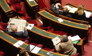 Des sénateurs assistent aux débats sur le projet de loi relatif à la communication audiovisuelle et au nouveau service public, le 7 janvier 2009 au Sénat.