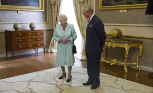 La reine Elizabeth II et le prince Charles, lors du sommet du Commonwealth, le 27 novembre 2015 à Malte.