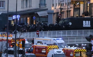 La BRI et les secours mobilisés devant le magasin Hyper Cacher de la Porte de Vincennes à Paris, lors de la prise d'otages qui a fait 4 morts le 9 janvier 2015.