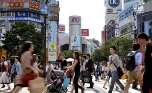 La croissance du Japon au premier trimestre a été encore plus vigoureuse qu'estimé au départ et a atteint 1,2% en rythme trimestriel, mais la crise européenne et les incertitudes pesant sur la consommation font craindre un net ralentissement par la suite.