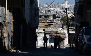 Un jeune Palestinien joue au football à Jabalia dans la bande de Gaza le 12 août 2014