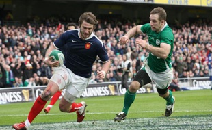 Maxime Médard déborde la défense irlandaise, le 13 février 2011 à Dublin.