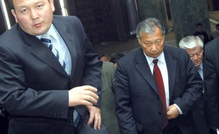 Le fils de l'ancien président du Kirghizstan, réfugié à Londres depuis que son père a été chassé du pouvoir en 2010, a été arrêté et pourrait être extradé vers les Etats-Unis, a annoncé samedi la présidence kirghize.