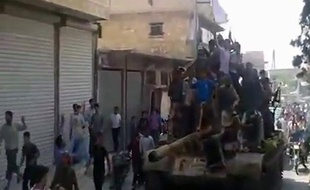 Capture d'écran d'un film montrant l'arrivée de rebelles syriens près d'Alep, le 29 juillet 2012.