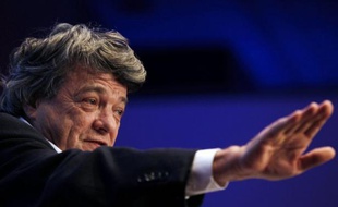 Attaquée lundi pour des manoeuvres supposées destinées à porter Jean-Louis Borloo à la tête de Veolia, la droite a contre-attaqué mardi en dénonçant une "rumeur" véhiculée par l'opposition qui se préparerait à "couper des têtes" en cas d'alternance.