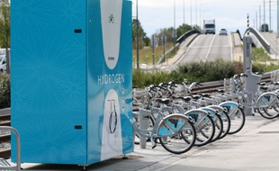 Une borne de recharge d'hydrogène a été installée face au Palais des Congrès de Bordeaux, le temps du salon ITS du 5 au 9 octobre