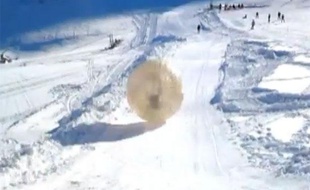 Capture d'écran d'une vidéo YouTube montrant deux hommes dans un zorb, le 3 janvier 2012, à Dombai (Russie).