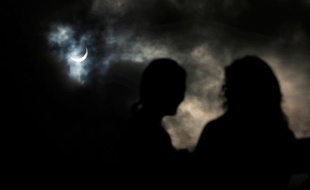 La Lune a complètement masqué le Soleil pour une éclipse solaire totale, le 14 novembre en Australie.