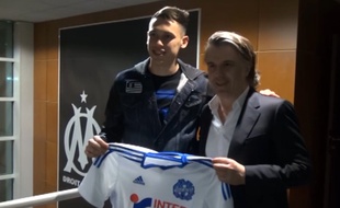 Lucas Ocampos, ici avec le président de l'OM Vincent Labrune, a été prêté au club marseillais par Monaco, le 2 février 2015.