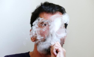 Selon Philip Morris, l'IQOS est moins nocif pour la santé que la cigarette classique, mais l'argument est démenti par des pneumologues et par plusieurs autorités de santé.