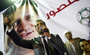 Ahmed Mortada Mansour (g), membre du parti de centre droit "Les Egyptiens libres", soutenant le président al-Sissi, lors d'un meeting le 9 octobre 2015 au Caire