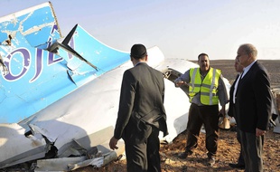 Le Premier ministre égyptien, Sherif Ismail, (droite) devant des débris de l'A321 de Metrojet qui s'est écrasé à Hassana dans le Sinaï le 31 octobre 2015.