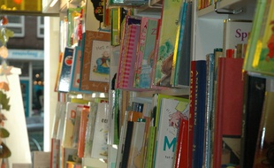 Une librairie jeunesse.