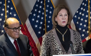 Les avocats Rudy Giuliani et Sidney Powell le 19 novembre 2020 lors d'une conférence de presse à Washington.