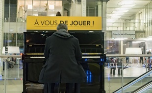 Un piano, à la gare de Lyon, à Paris (illustration)