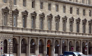 C'est un escalier de 148 marches en lino usé gravies par Marcel Petiot, Thierry Paulin, Violette Nozière et autres assassins célèbres. Il mène à la brigade criminelle, la Crim', immortalisée par le commissaire Maigret.