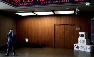 A l'entrée de la Bourse d'Athènes, le 15 octobre 2014