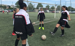 Les joueuse de l'OGC Nice s'entraînent avant de partir au tournoi.