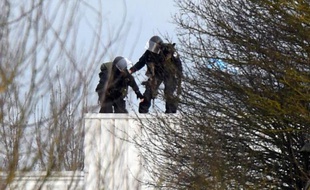 Des policiers prennent position sur le toit où sont retranchés les deux preneurs d'otage, auteurs présumés de la tuerie à Charlie hebdo, le 9 janvier 2015 à Dammartin-en-Goële, en Seine-et-Marne