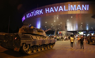 Un char turc devant l'aéroport d'Ankara dans la nuit du 14 au 15 juillet 2016.