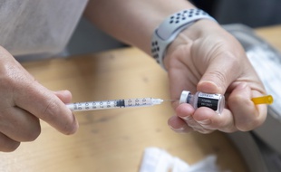 Préparation vaccin Covid (seringue et dose) (Illustration)