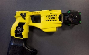 Un homme de 26 ans est mort vendredi en Californie (ouest) après avoir reçu une décharge du pistolet à impulsions électriques Taser pendant une intervention policière, a-t-on appris auprès des autorités.